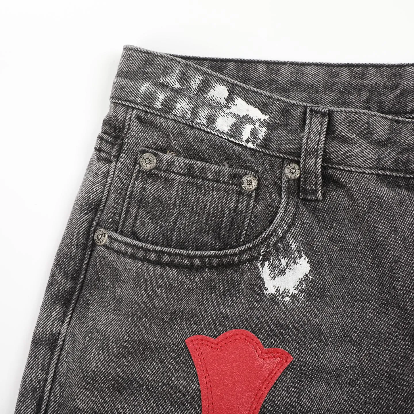 P280 GALLERY DEPT & Chrome heart Co-branded colorful leather cross loose washed flared jeans that truly restore the ultimate vintage texture. The original hardware and accessories are washed and other elevators. The QR code analysis is all purchased from the original factory. The degree of restoration is high. You are welcome to compare with a certain product ~ Three-dimensional version Loose and comfortable without being too picky about your body shape Make you taller and slimmer Factory Seiko Original factory quality control Same style for men and women Can be matched with couples Versatile recommendation Necessary jeans D332 for all seasons Trendy people have been disappointed. From the quality selection of fabrics, the tailoring of details, and the matching of patterns, everything is impeccable! The upper body is so handsome when worn...it can be easily worn by men, women and children! The craftsmanship is made of heavy-duty washed pure cotton denim fabric. After washing, it is soft and thick and looks very stylish when worn. Size: 28/30/32/34/36 Waist: 70/75/80/85/90 Knee: 44.5/46/47.5/49/50.5 Pants length: 102/104/106/108/110